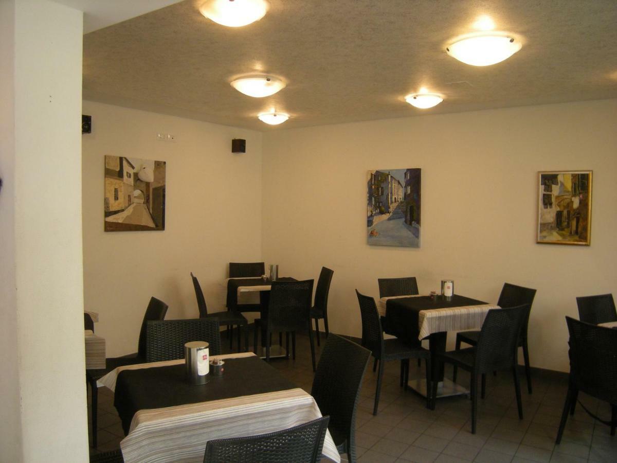 Al 106 Hotel Триест Екстериор снимка
